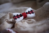 Papion alb, rosu, negru